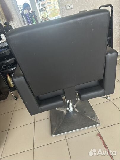 Парикмахерское стол с зеркалами и кресло