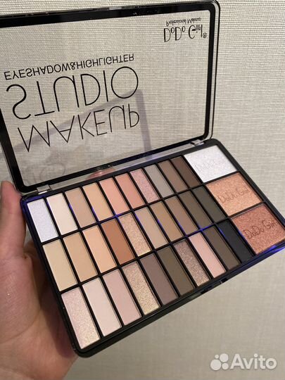 Тени для глаз, румяна, пудра, помада