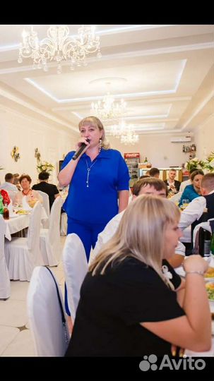Ведущая (тамада) с музыкантом на юбилей, свадьбу