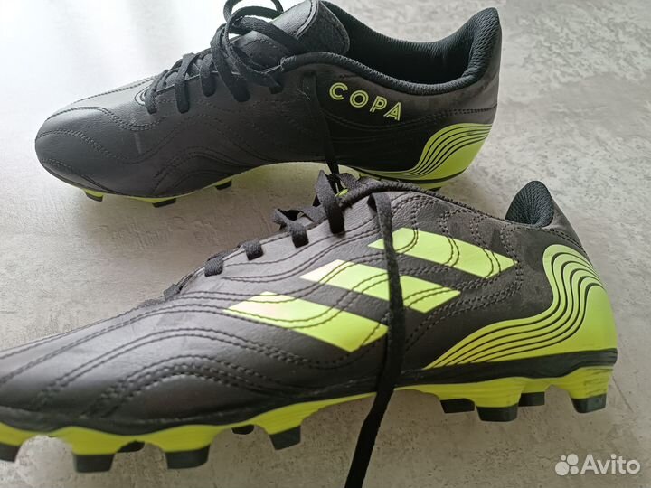 Футбольные бутсы adidas
