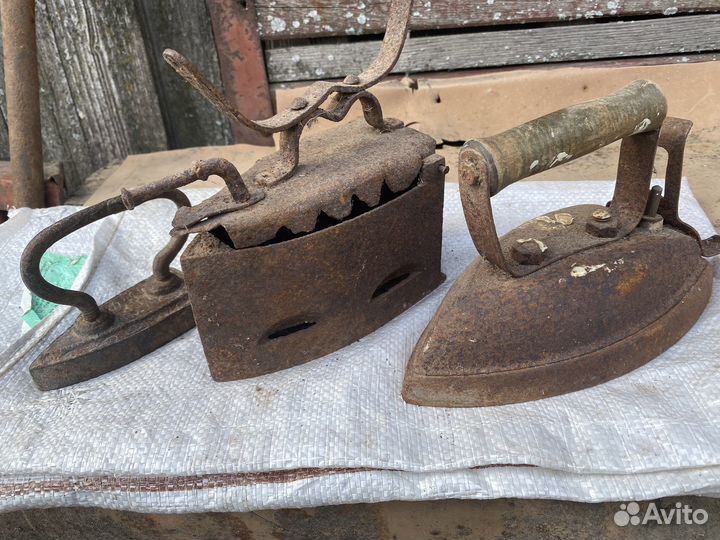 Старинный угольный утюг