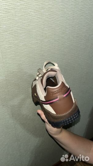 Женские кроссовки