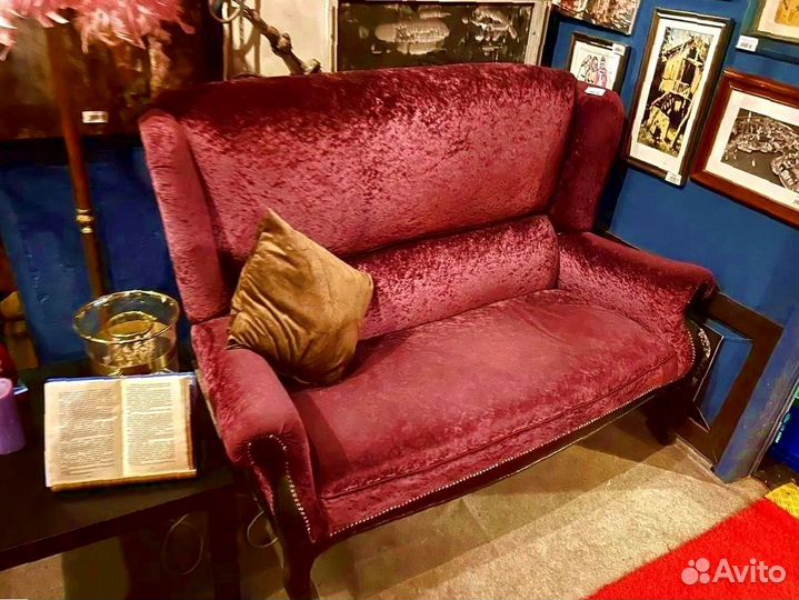 Диван в классическом стиле из велюра