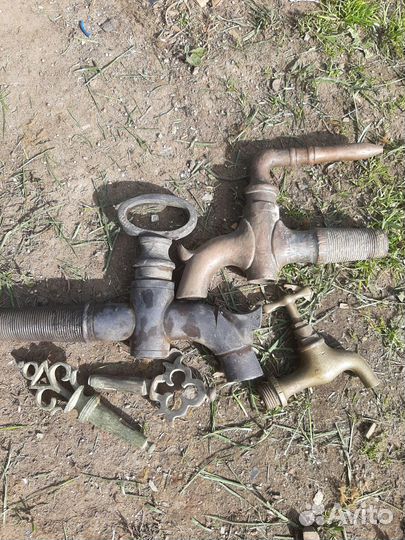 Старинные бочковые краны и 2 вертка от самоваров