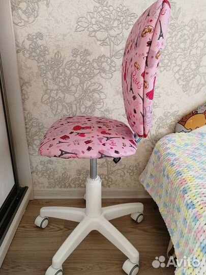 Продаю детский рабочий стул