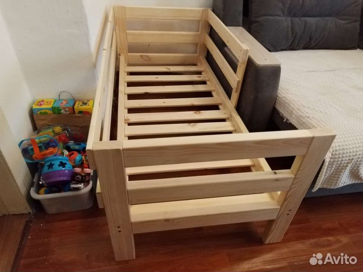 Детская кровать с бортиком