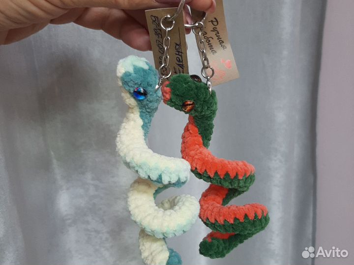 Вязаная змейка-брелок