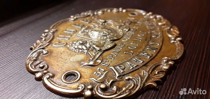 Антикварная табличка с бронированной двери сейфа