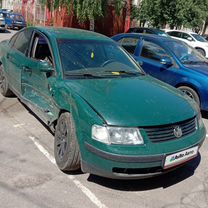 Volkswagen Passat 1.6 MT, 1998, битый, 511 000 км, с пробегом, цена 200 000 руб.