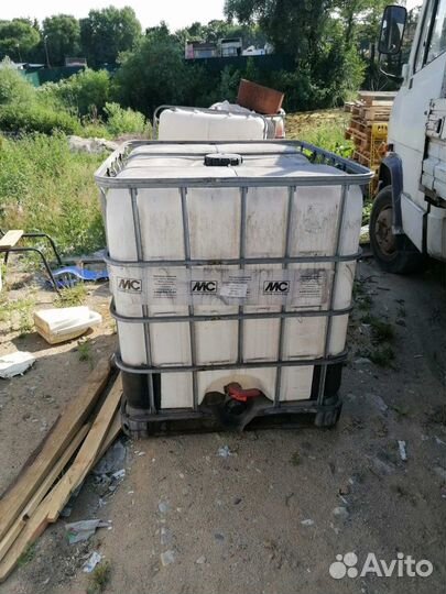 Пластиковый куб для воды