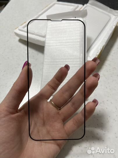 Защитное стекло на iPhone 13