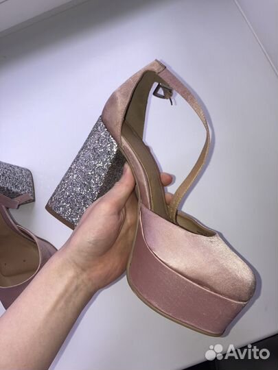 Туфли женские на высоком каблуке