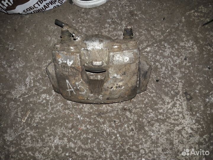 Суппорт передний лев и прав Ауди A5 2008-2016 г