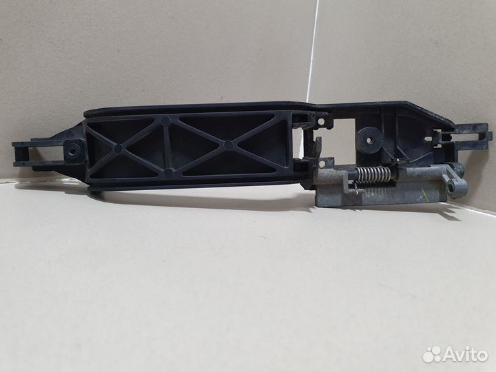 Кронштейн ручки двери задней левой Focus 1