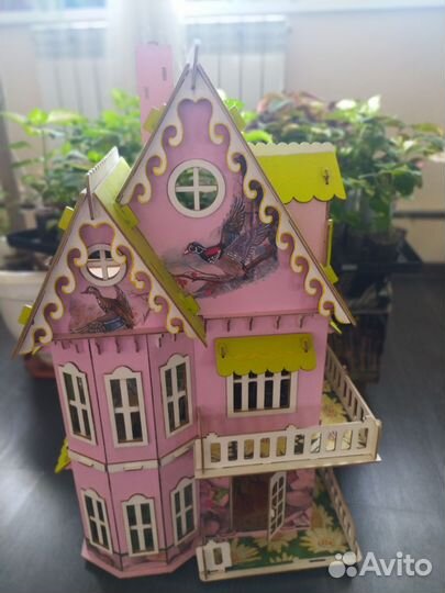 Большой кукольный домик с мебелью и куклами