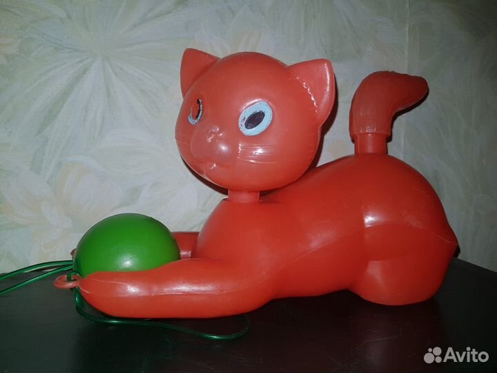 Игрушка - каталка Котик с мячом СССР