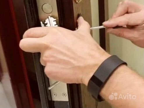 Медвежатник вскрывает замок. Вскрытие дверей. Монтажник дверей. Вскрытие входных дверей. Услуги ремонт замков.