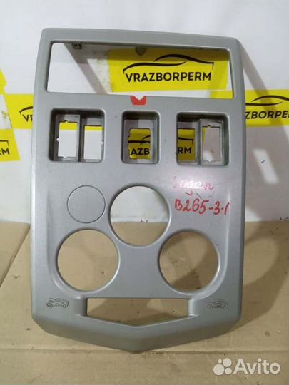 Рамка магнитолы Renault Logan K7M710 2006