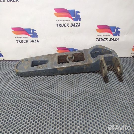 Кронштейн переднего амортизатора нижний