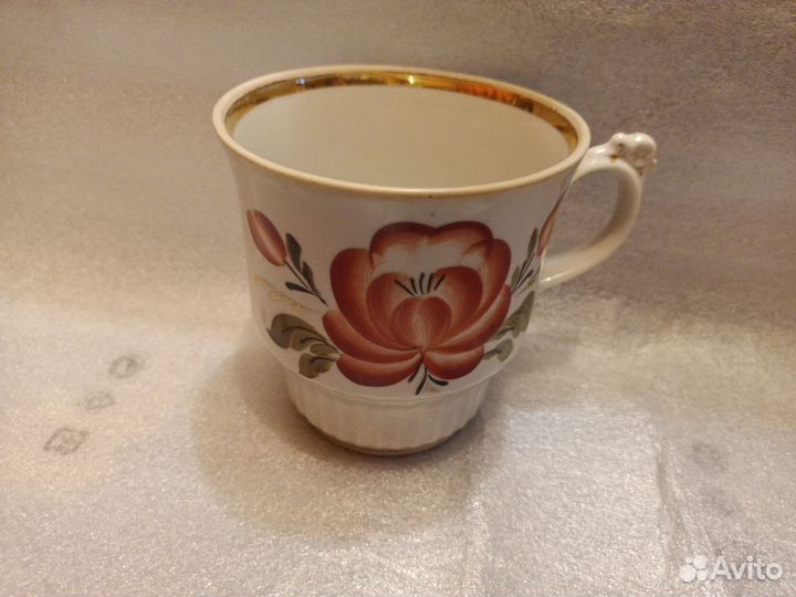 Посуда разная: бокал,чайник, вазочки,тарелки