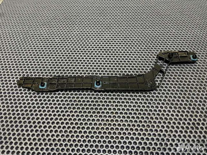 Крепление бампера прав. зад. Toyota Land Cruiser