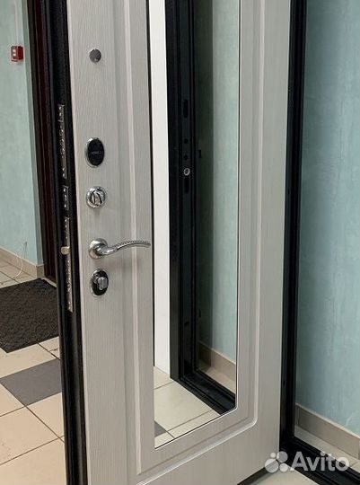 Входная дверь в квартиру металлическая