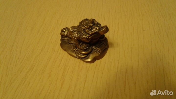 Статуэтки,талисманы, копилка, свечи на торт