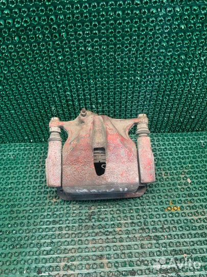 Суппорт тормозной передний левый Toyota Mark 2