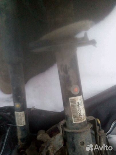 Стойки передние на Рено логан 2