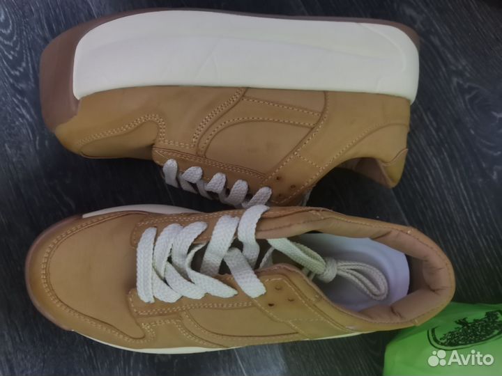 Кроссовки женские