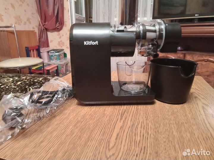 Соковыжималка шнековая Kitfort кт-1124 новая