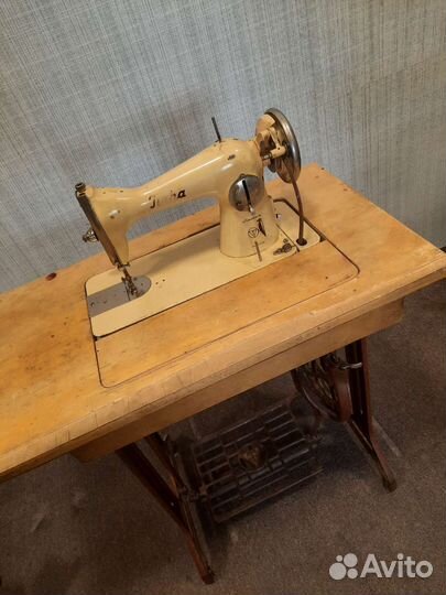 Швейная машинка,ножной привод