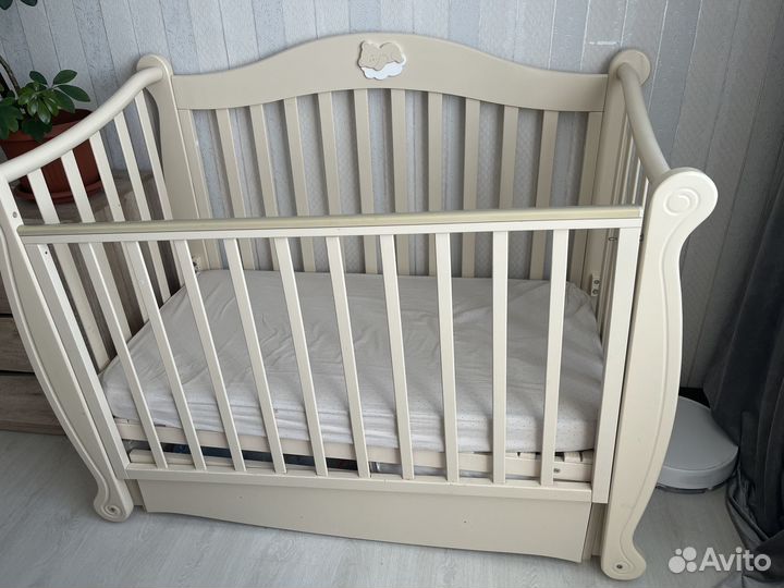 Детская кроватка с маятником и ящиком