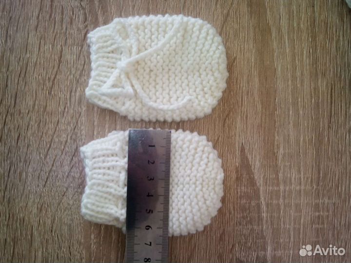 Новый комплект на выписку.шапка,пинетки, варежки