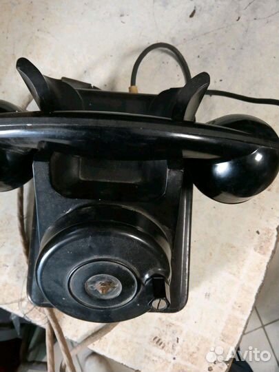 Старый телефон с динамой