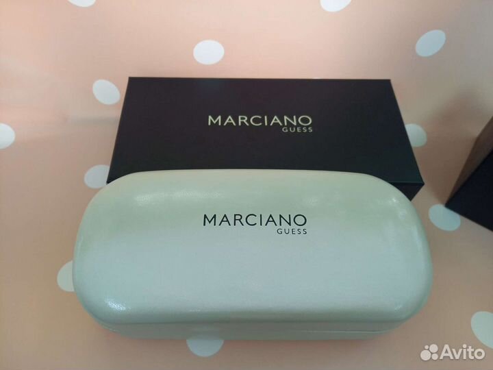 Солнцезащитные очки guess