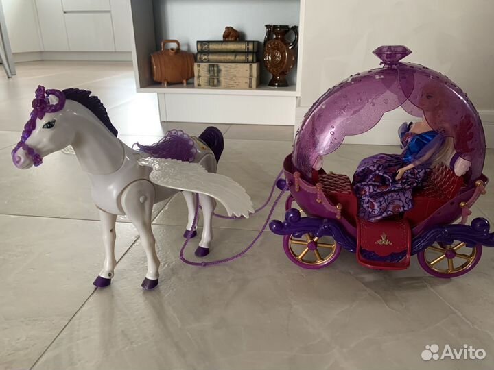 Карета с лошадью и куклой