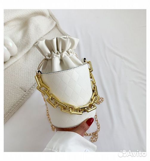 Сумка-цилиндр с цепочкой