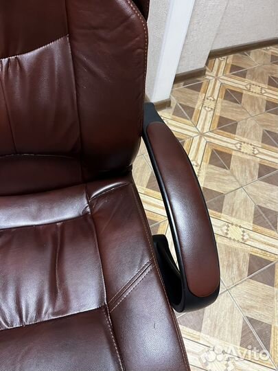 Офисное кожаное кресло