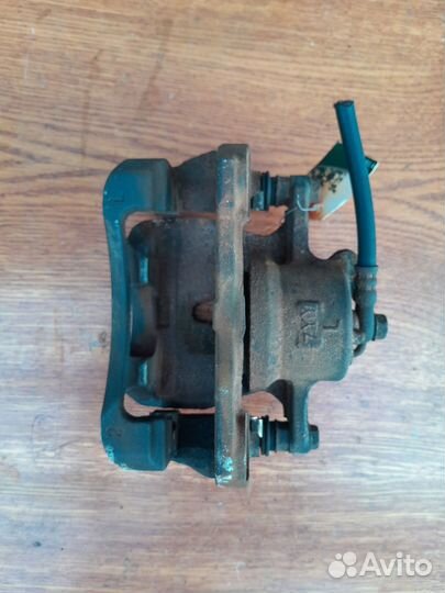 Суппорт передний левый Toyota Corolla 150