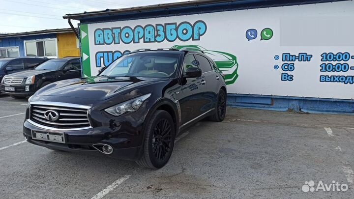 Уплотнитель стекла задний правый Infiniti FX35 s51