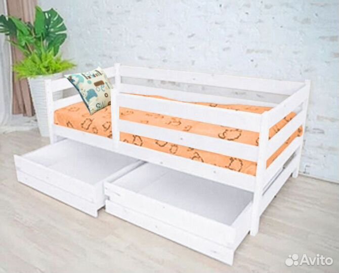Кроватка из массива для малыша софа эко с бортиком