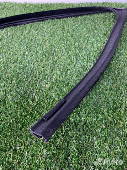 Уплотнитель стекла двери передний правый Jaguar