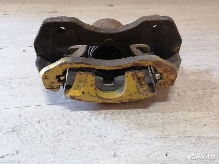 Суппорт передний правый Mitsubishi Lancer 9 тормоз