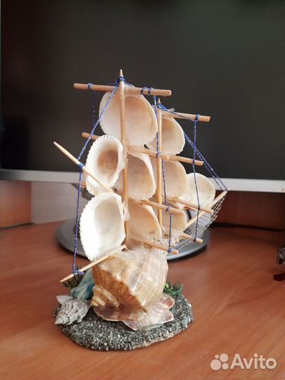 Сувенирный парусник из ракушек