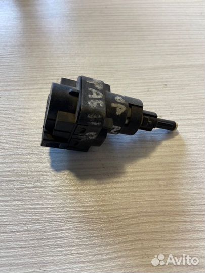 Датчик включения стопсигнала Skoda Fabia