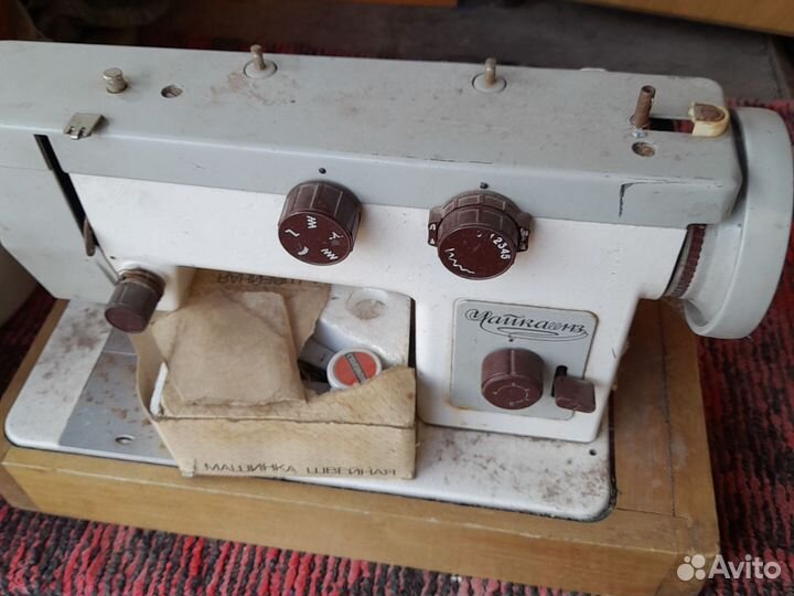 Швейная машинка Чайка 143