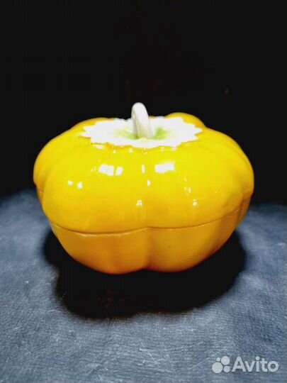 Фарфоровая шкатулка (масленка) помидор СССР дфз Ве