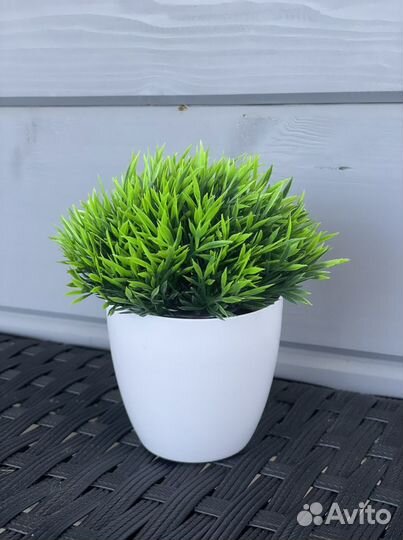 Искусственные цветы в горшке