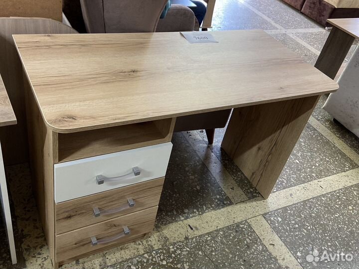 Компьютерный и письменые столы